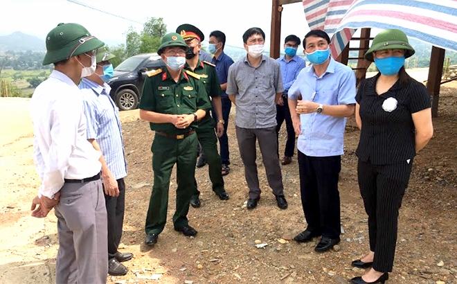 Đoàn kiểm tra số 1 của tỉnh kiểm tra thực tế khu vực có nguy cơ ngập úng cục bộ tại xã Thạch Lương.
